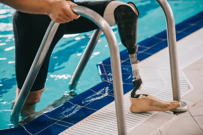 cropped shot of swimmer with prosthetic leg gettin 2023 11 27 04 57 59 utc